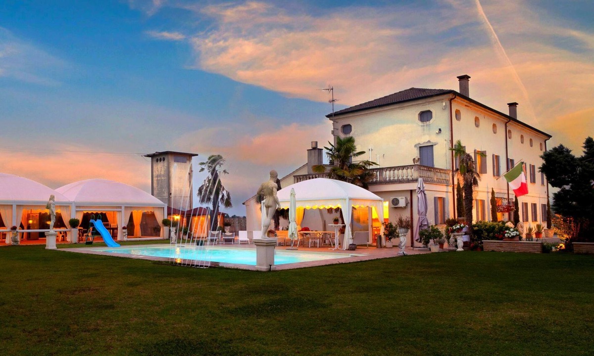 Castelbaldo House | Tenuta "Villa Dalla Benetta" Pool - Wassermassage by Interhome