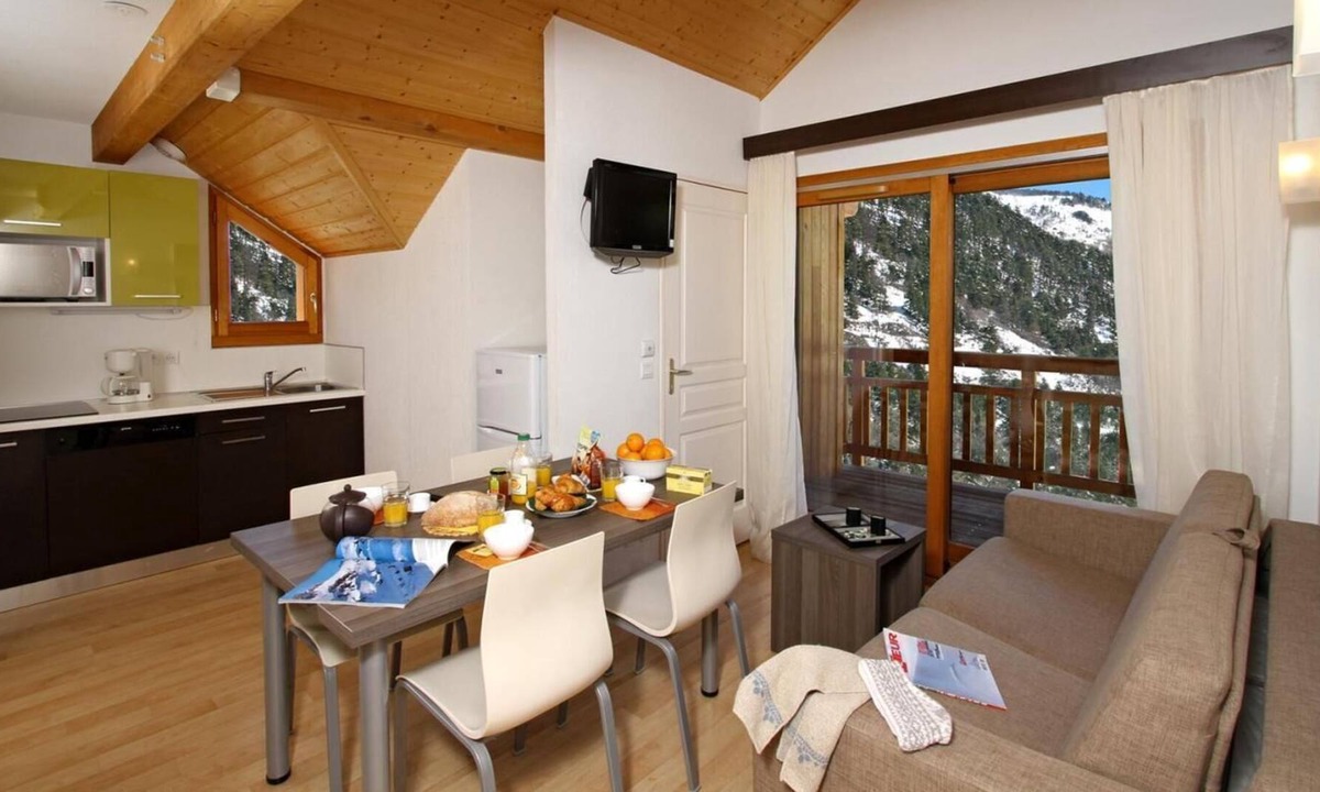 Chantemerle Apartment | Terrace, balcony, tv, ski locker, 35m², Serre Chevalier