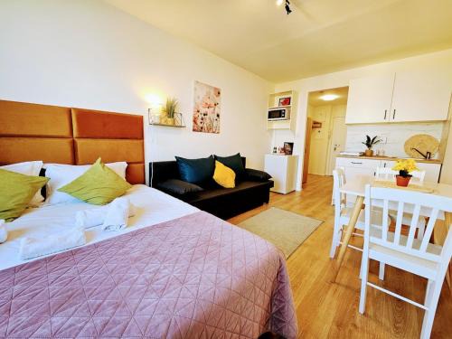 Chodov Apartment | TERRACE-VIEW PRAGUE STUDIOS for Business & Leisure, FREE PARKING, Near Metro, Gym