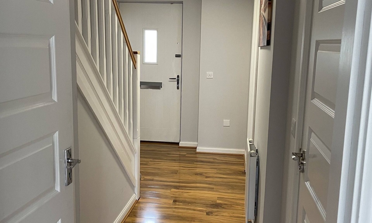 Longcroft House | Terraced whole 3 bed house with allocated parking near the airport