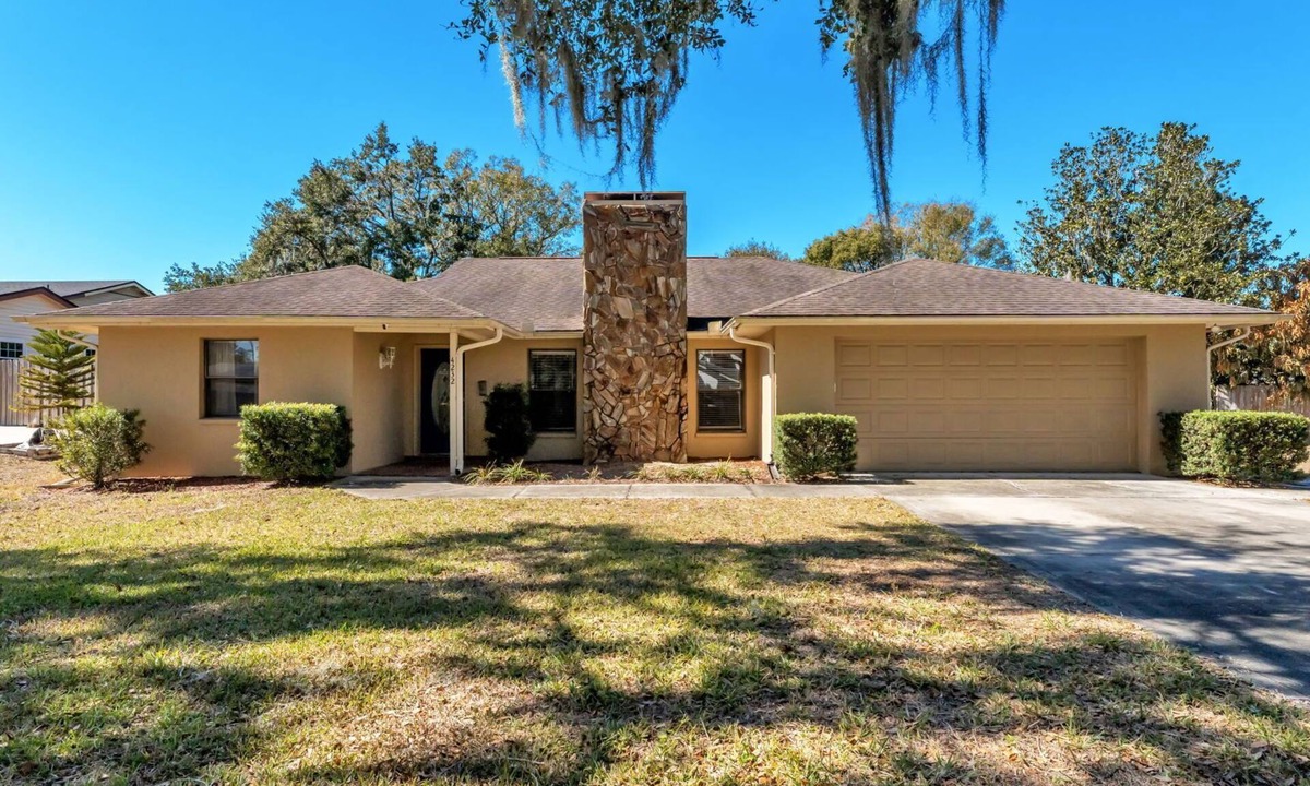 Nichols House | Terrific spacious 3 bedroom home -Sunroom-Backyard-Near Orlando & Tampa