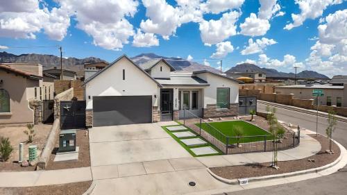 Chamberino House | Texas Modern 4BR 3BA Home Gazebo Spacious Yard Villa