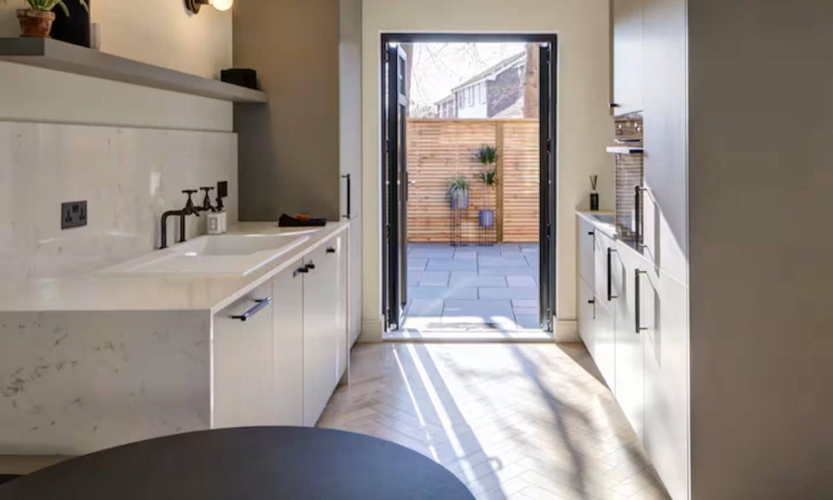 Thames Ditton Apartment | Thames Ditton Apt - Sleeps 6 - Garden & Bbq