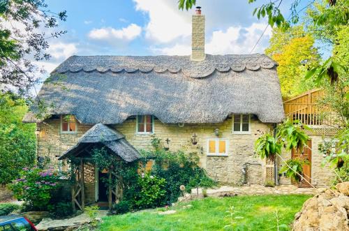 Gillingham House | Thatched Cottage 2 Bed 2 Bath in Stour Provost near Shaftesbury and Longleat