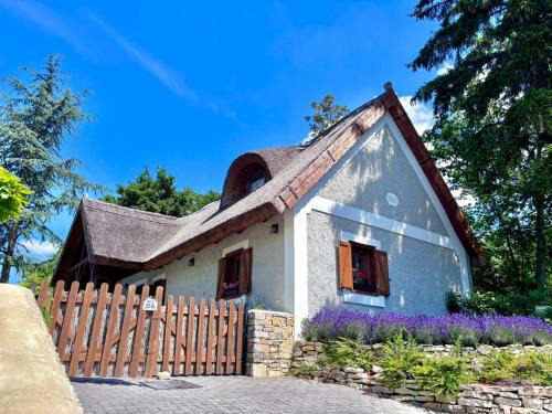 Dorgicse House | Thatched cottage