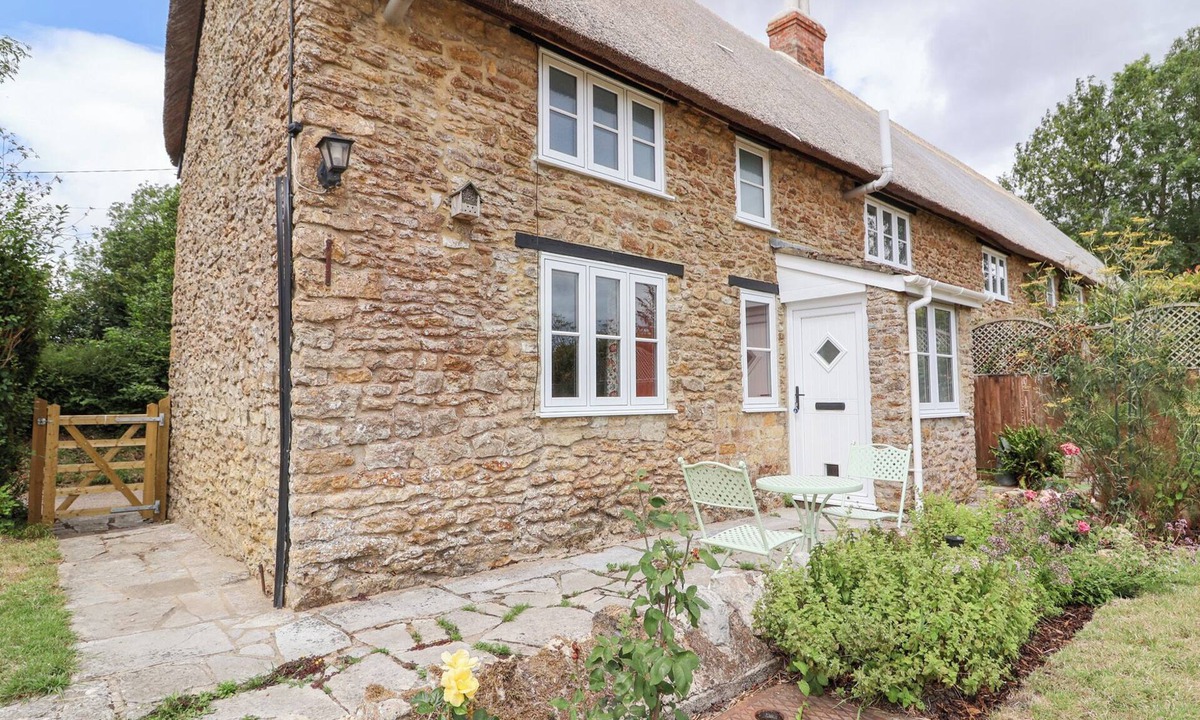 Sherborne Cottage | THATCHERS END, character holiday cottage, with a garden in Sherborne