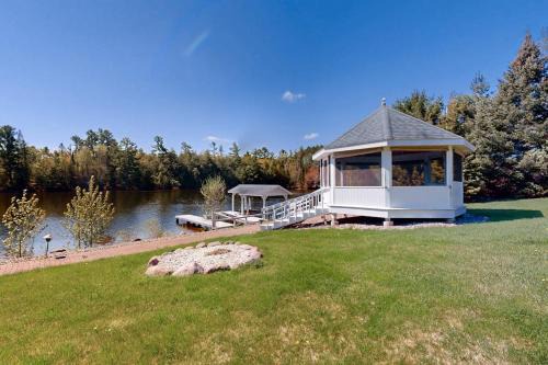 Eagle River House | The 19th Hole Lakeside