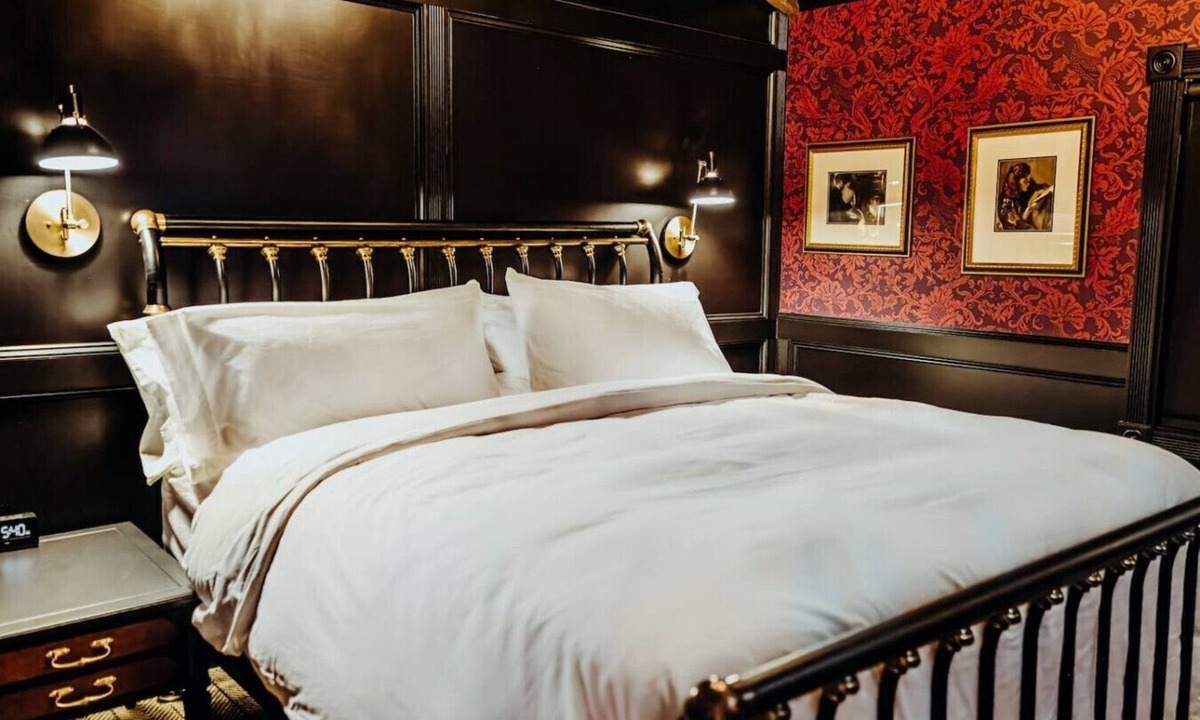 Tomahawk Hotel | The Adeline King Suite - Bootleggers Lodge on Lake Nokomis