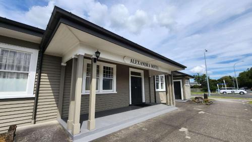 Pirongia Villa | The Alexandra Lodge