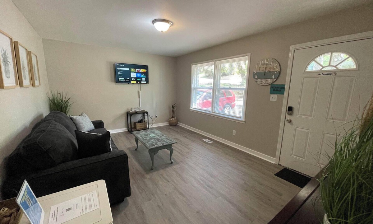 New Castle House | The Argonne / Stylish Contemporary Comfortable