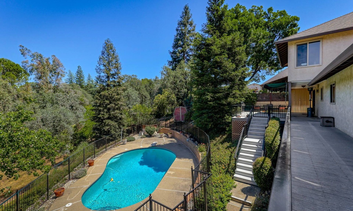 Redding House | The ARK Villa - Mountain Views & Swimming Pool