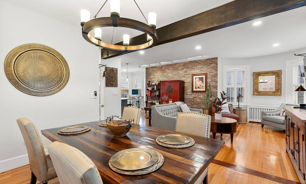 St. Marks Condo | 🎖The Ashmont Suite - Close to Subway + Downtown🎖