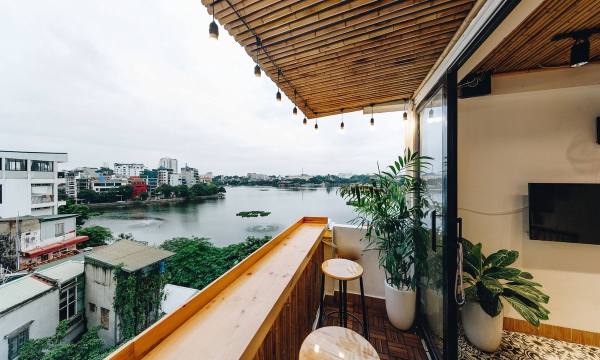 Truc Bach Hotel | The Autumn Homestay-LAKE VIEW room, with balcony, next to the WEST LAKE