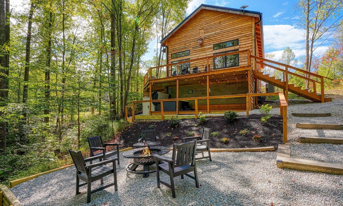 Carbon Hill Cabin | The Aviary in Hocking Hills: A cozy 2 bedroom cabin among the trees