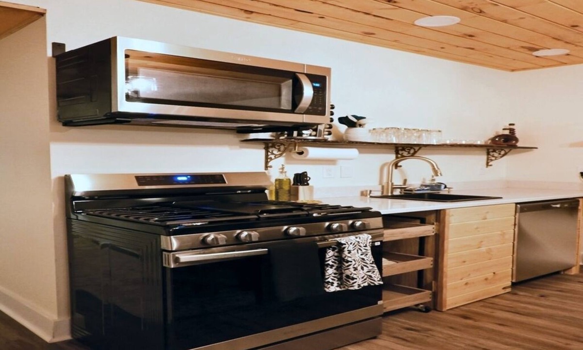 Madison House | The Aviator: Serene Ambience & Stylish Comfort