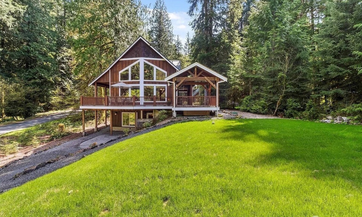 Glacier Ski Chalet | The Baker Chalet - 3 Spacious Levels, AC, EV, Hot Tub, Pool Table, Mountain View