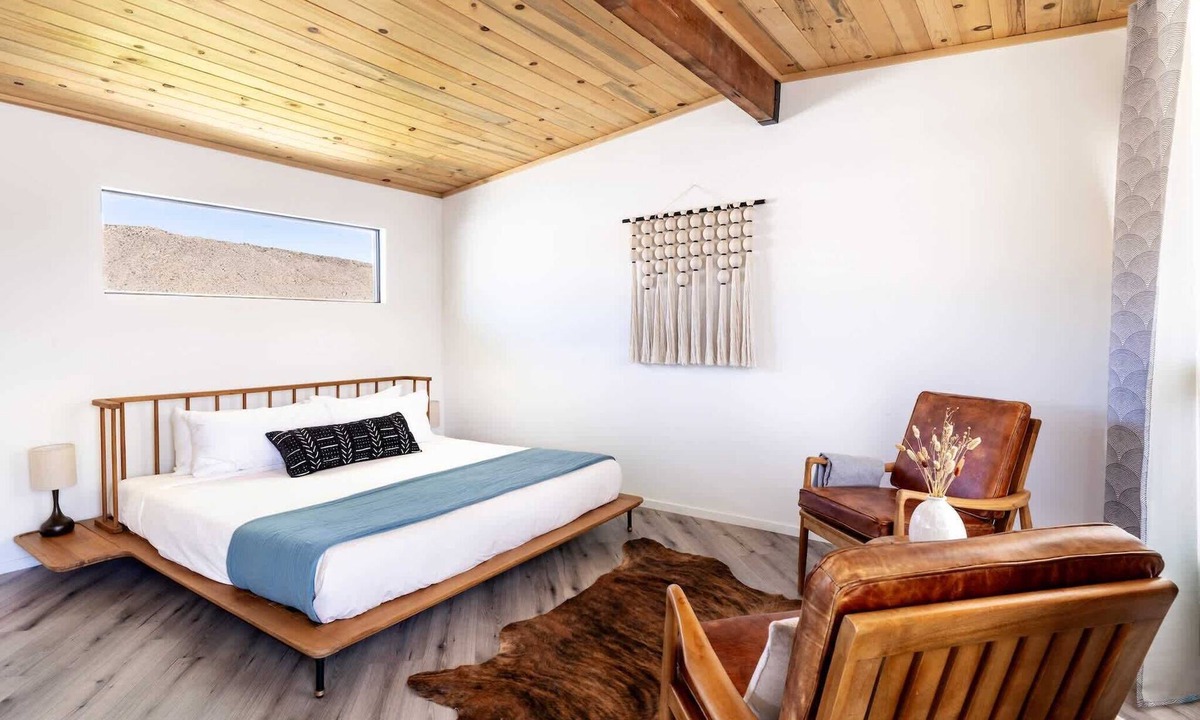 Yucca Valley Bed & Breakfast | The Balcony Room – Elevated Desert Stay