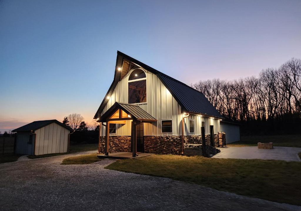 Jasper County House | The Barn 2 Queen Bed 2 Full Bath