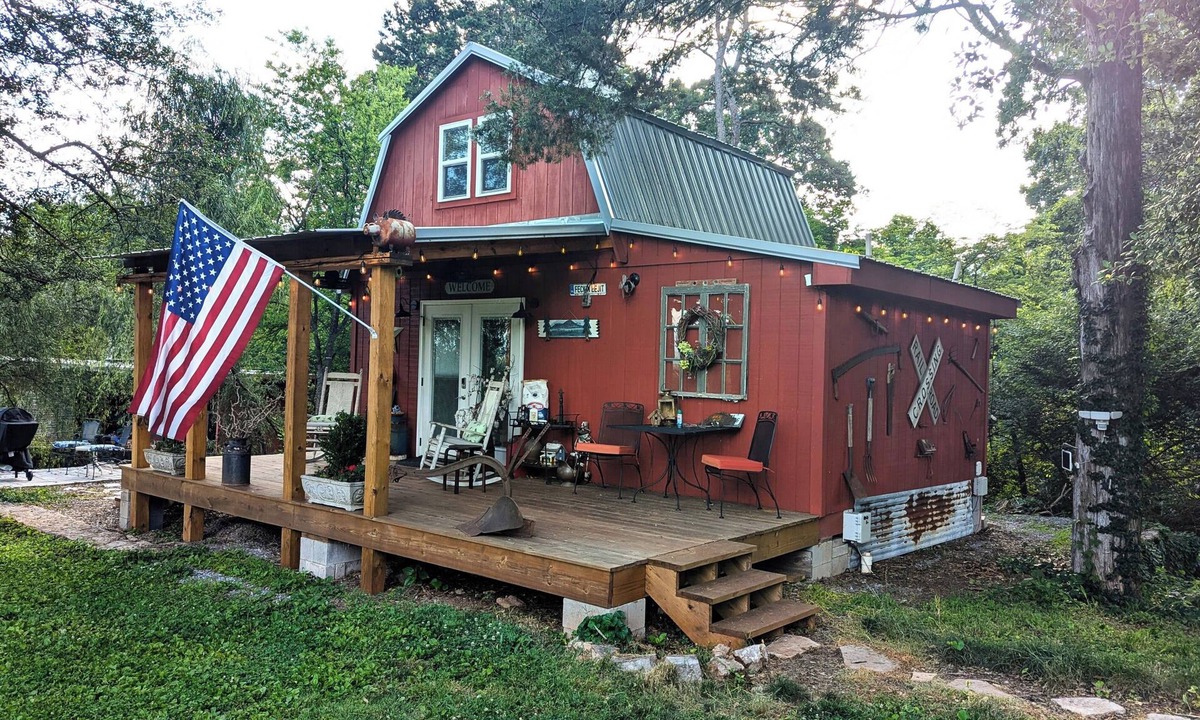 Louisville House | The Barn at Toad Hill. Pet friendly, close to Smokies, Airport. Brand new!