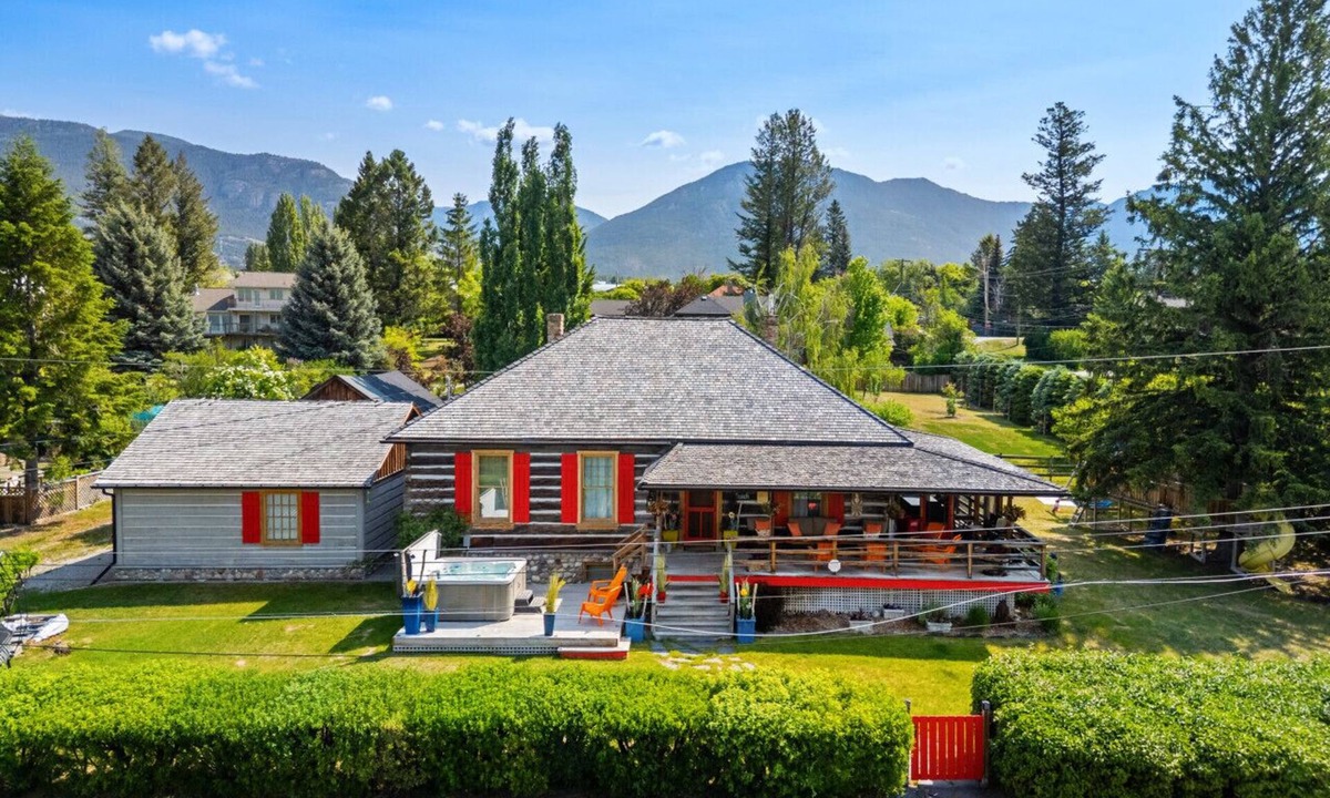 East Kootenay House | The Barracks | Hot Tub | Walk to Beach | Historic