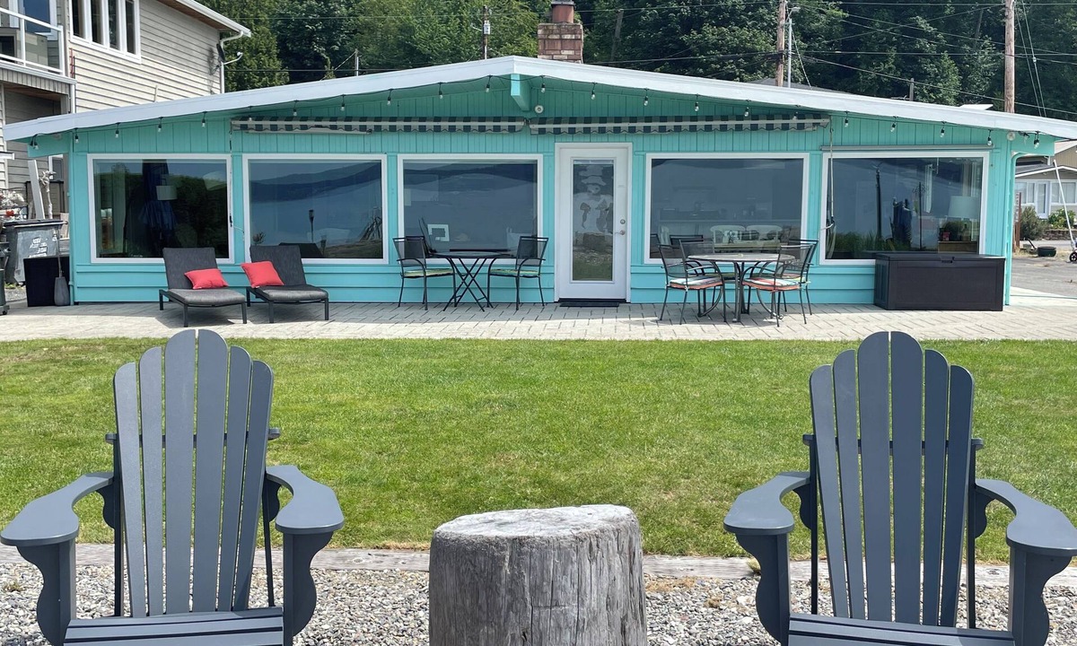 McKees Beach House | "The Beach House". Waterfront home/Puget Sound. Seattle commutable.
