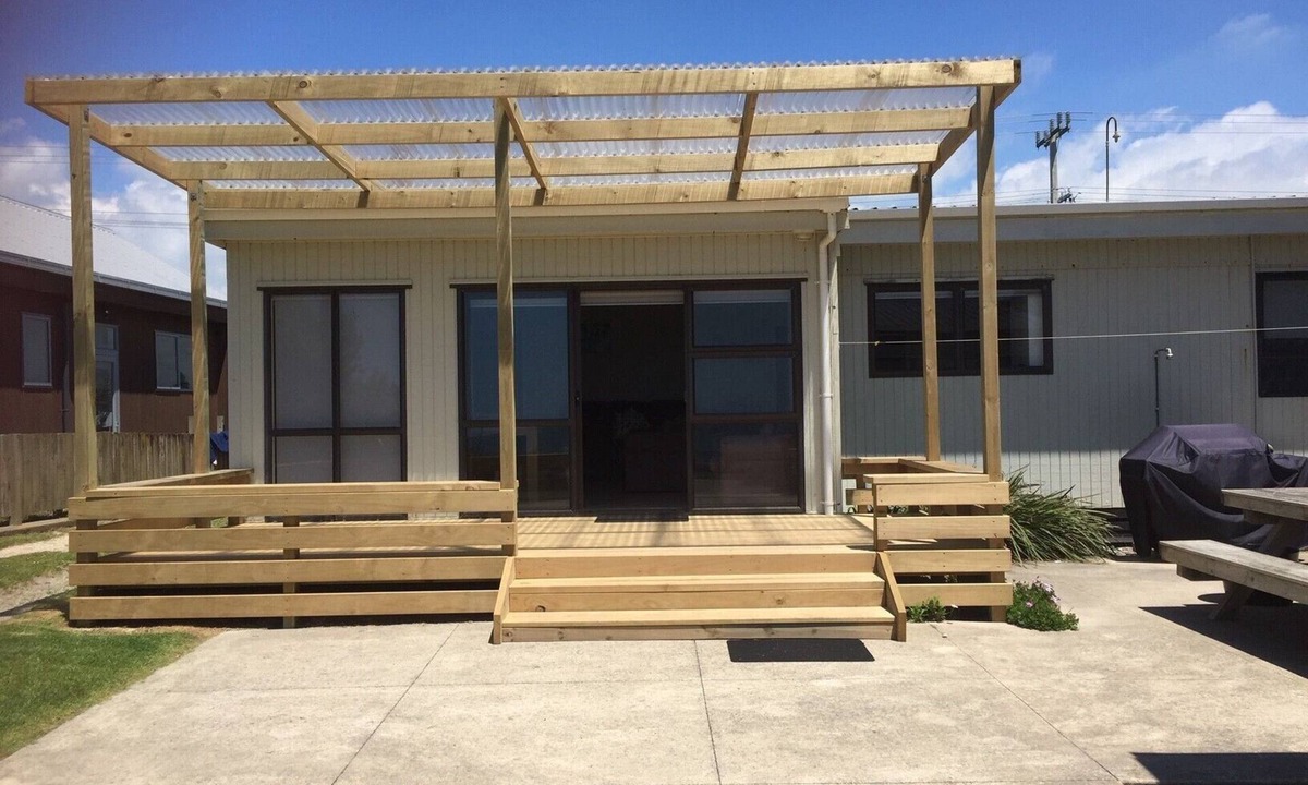 Pukehina House | The Beachside Outlook- Spacious Beachfront Family Bach with Extra Studio