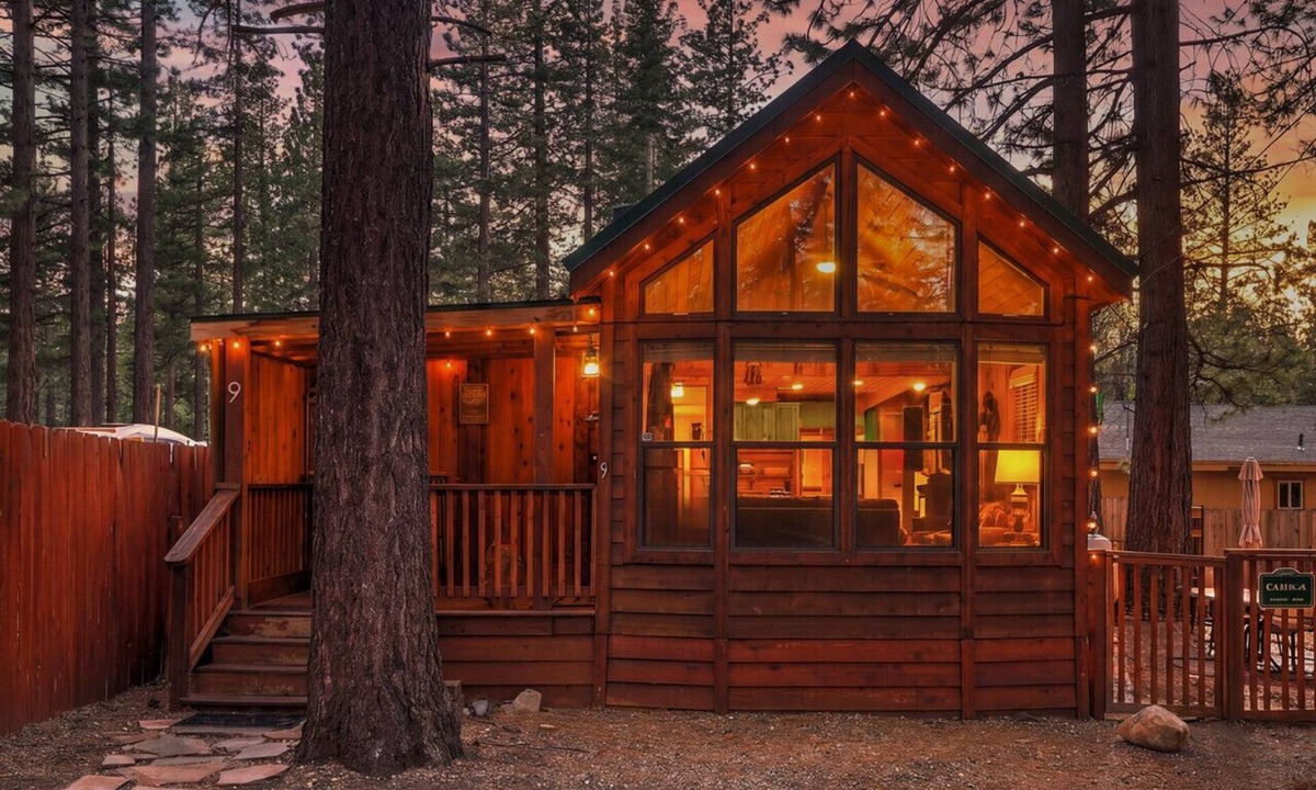 Tahoe Valley Cabin | The Bear Den – 7 Min to Lake