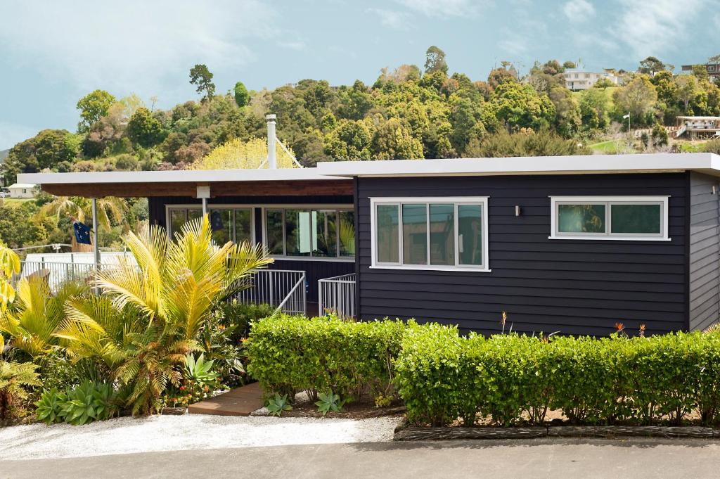 Russell House | The Black Bach