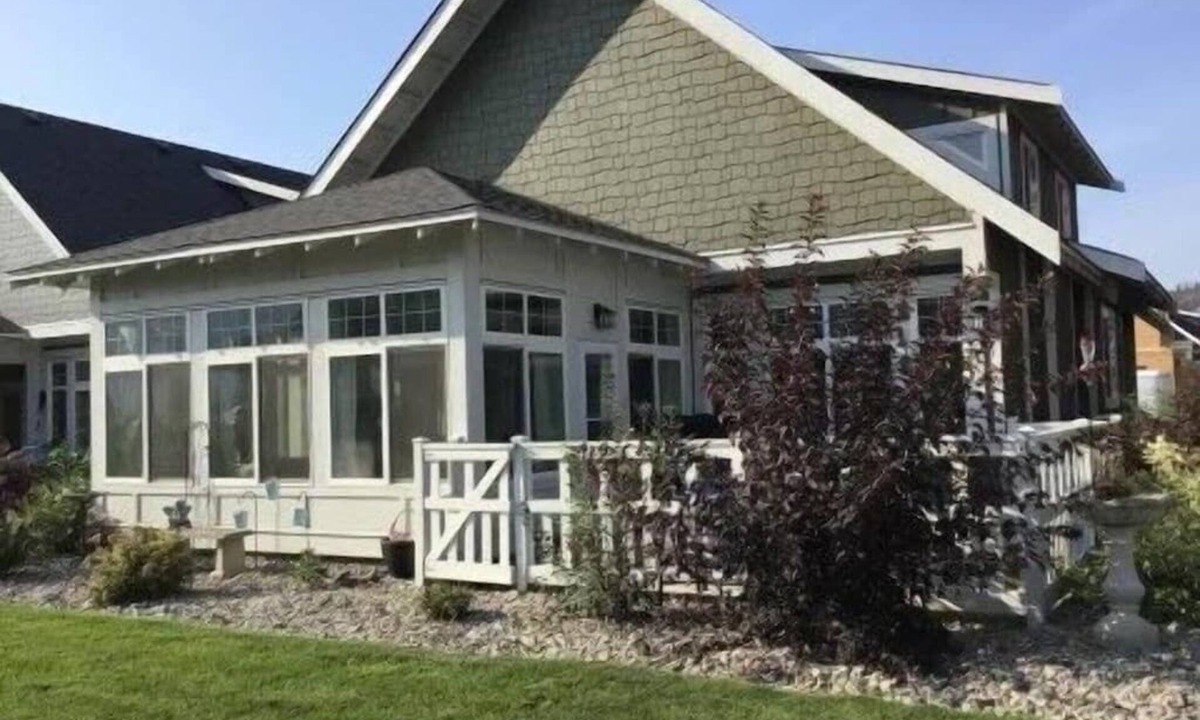 Osoyoos Cottage | The Bread Breakers Cottage #67 w games room in garage