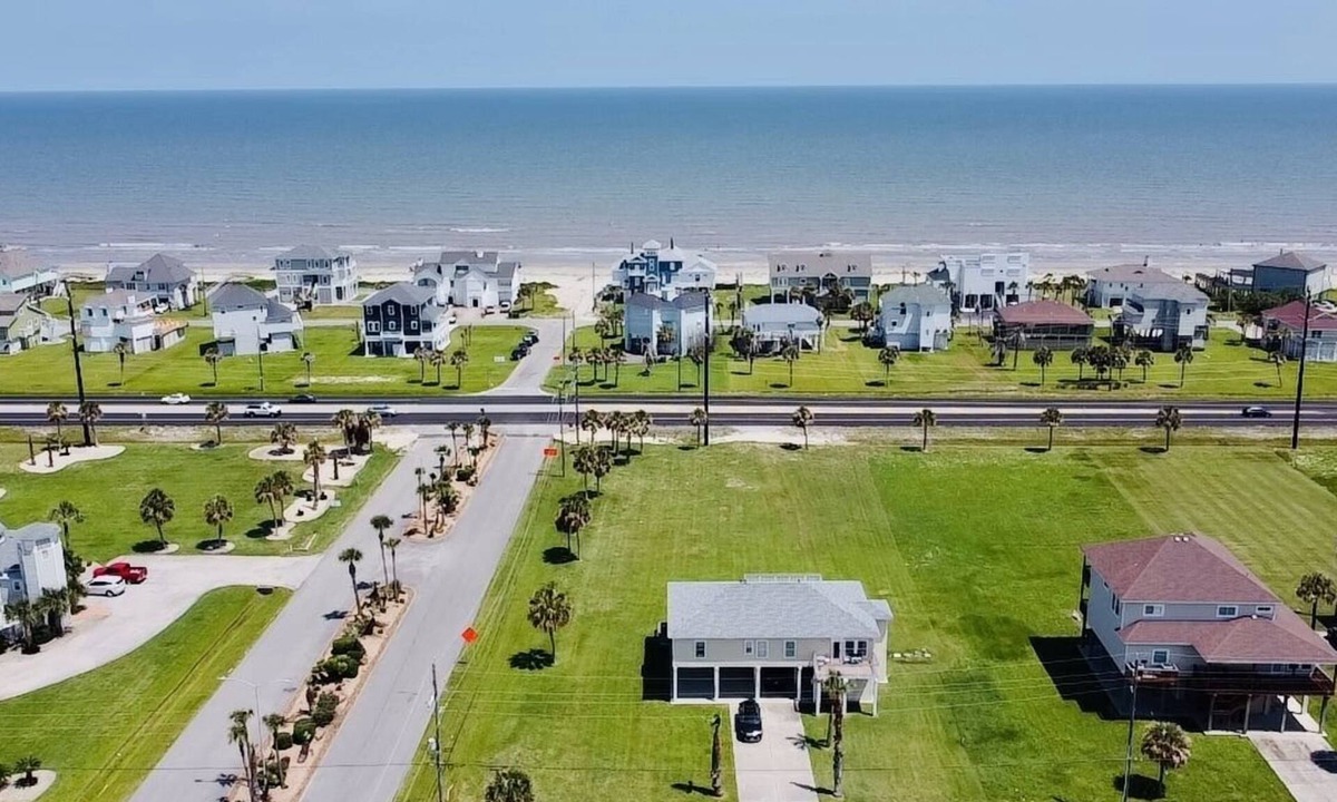 Indian Beach House | The breezy House – 5 minute stroll to the beach.