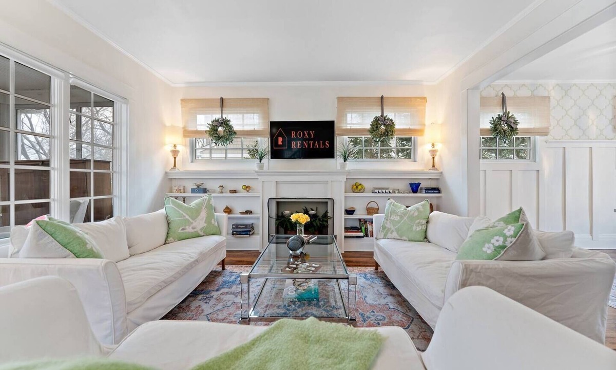 Wayzata House | "The Broadway Hideaway" by Roxy Rentals