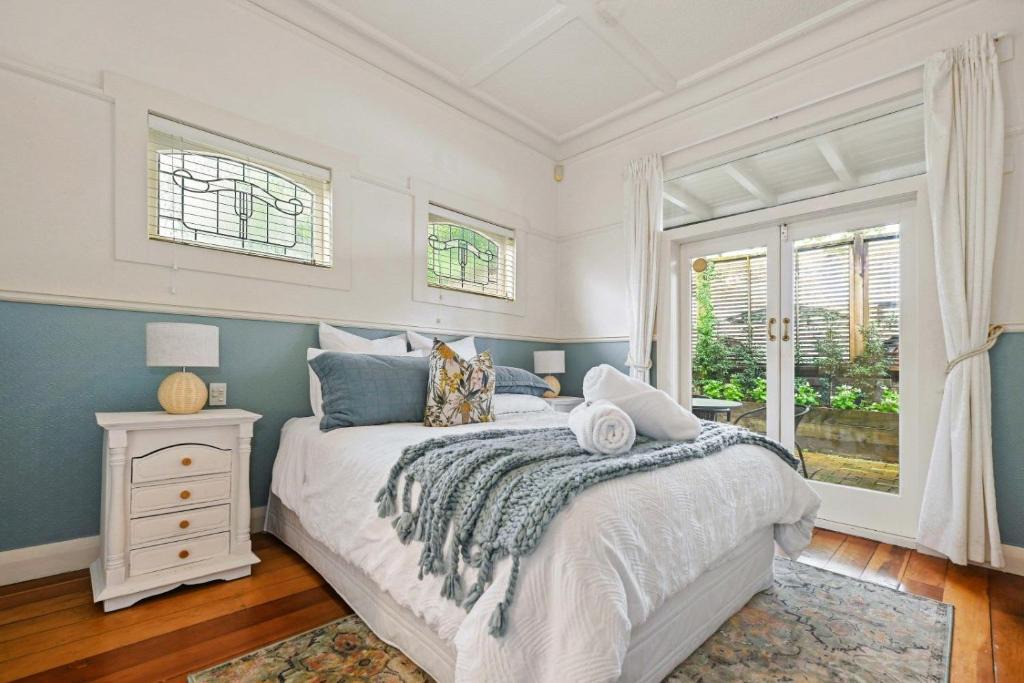 Hamilton Lake House | The Bungalow