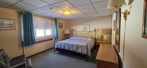 Loring Commerce Center Hotel | The Bunker Inn 2