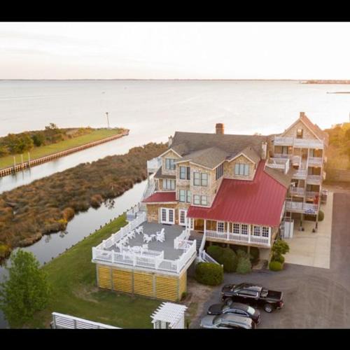 Manteo Bed & Breakfast | The Burrus House Inn Waterfront Suites