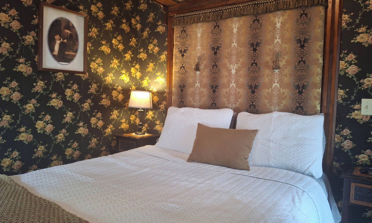 Galena Bed & Breakfast | The Calico Room at The Painted Cat B&B - Just a short walk to Main Street!