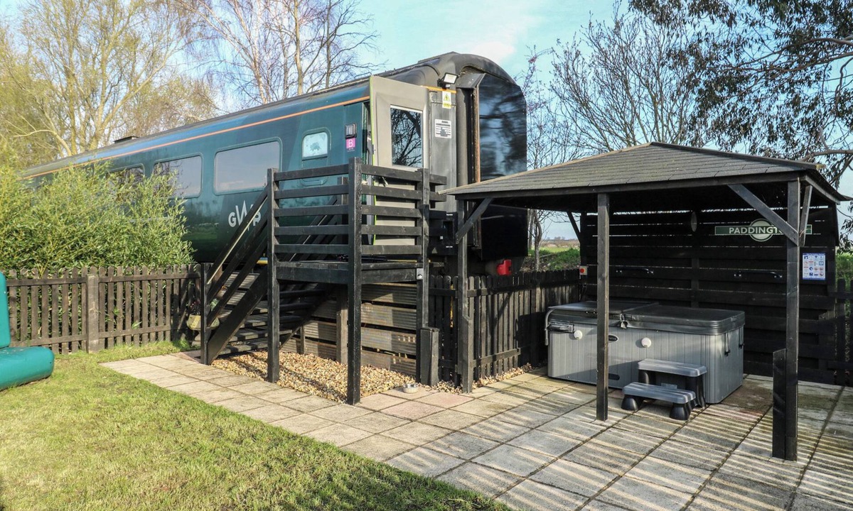Ely Cottage | THE CARRIAGE ELY PADDINGTON, pet friendly, with hot tub in Ely