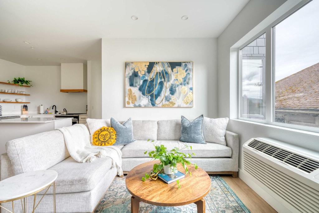 Humboldt Apartment | The Cascadia Retreat - Luxury Home - 90 WalkScore