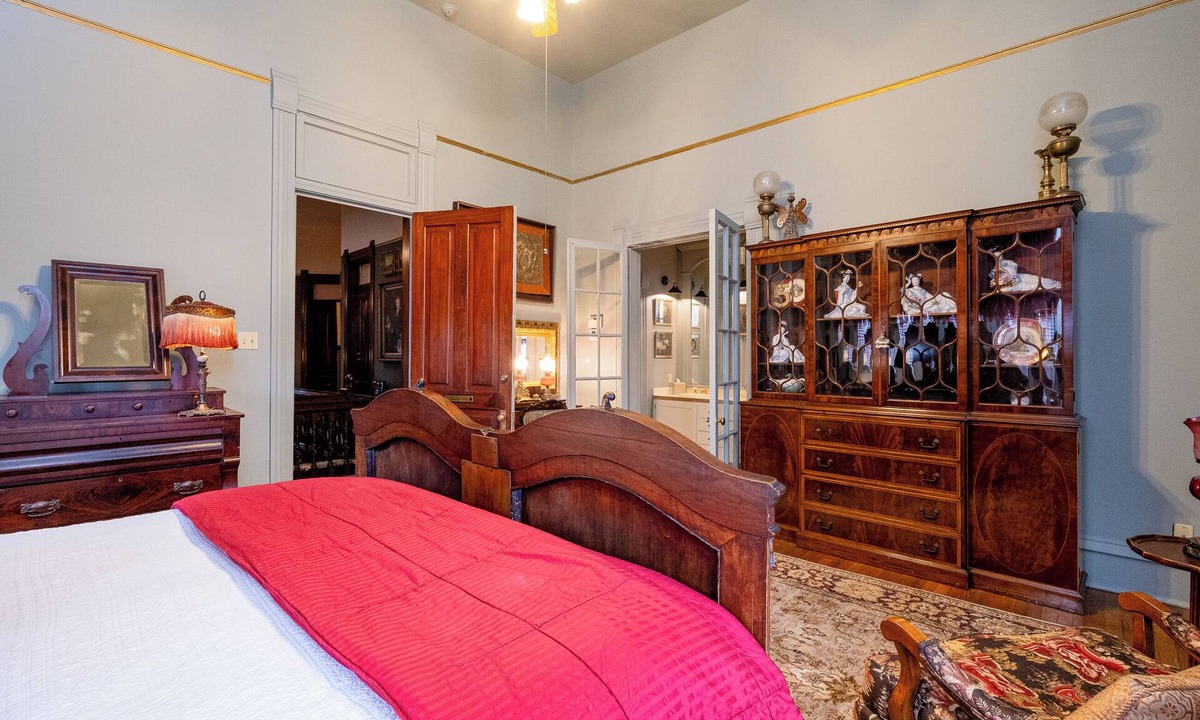 East of Broadway Hotel | The Chatelaine Suite