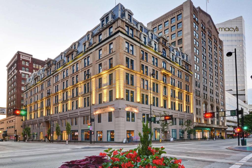 Downtown Cincinnati Hotel | The Cincinnatian Curio Collection by Hilton