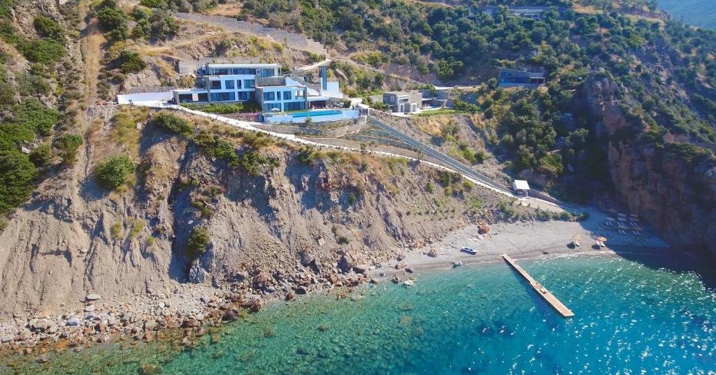 Plomari Apartment | The Cliff Residences