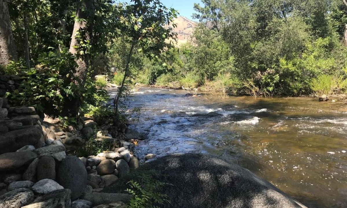 Three Rivers House | "The Clouds River Villa " - Water front paradise 7 miles from Sequoias Gate