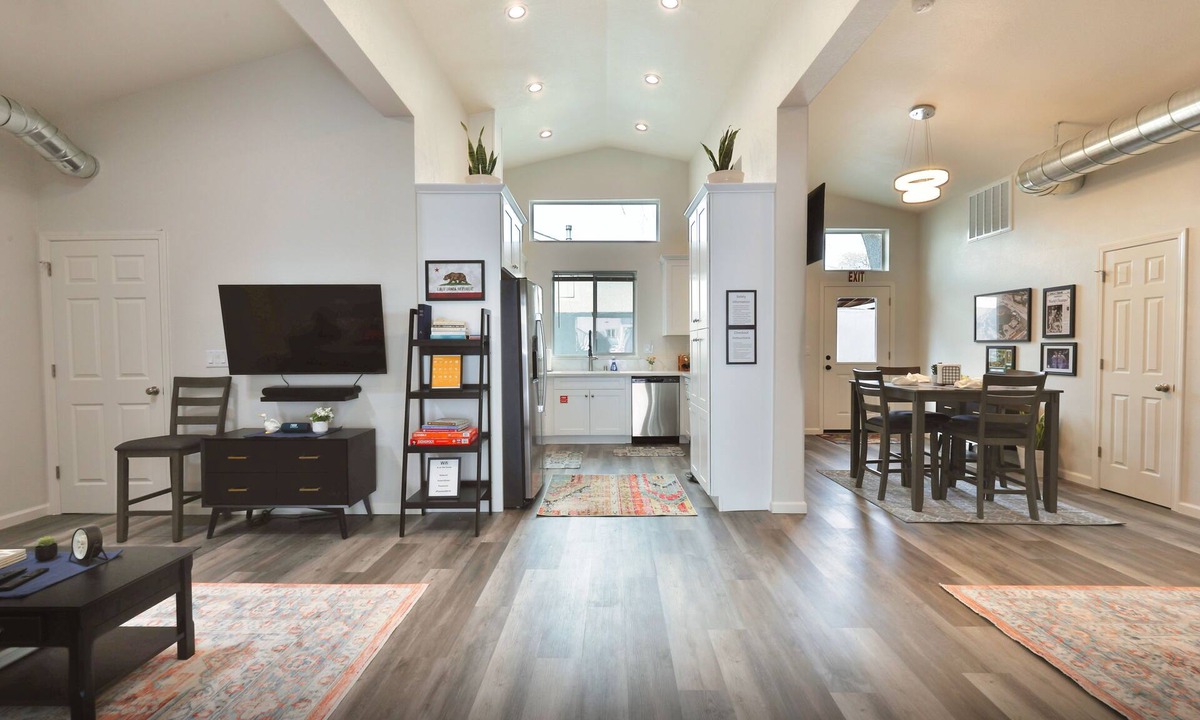 West Sacramento House | “The Club House” - 7 Minutes from Downtown Sacramento - Stylish 2 bed/2 bath