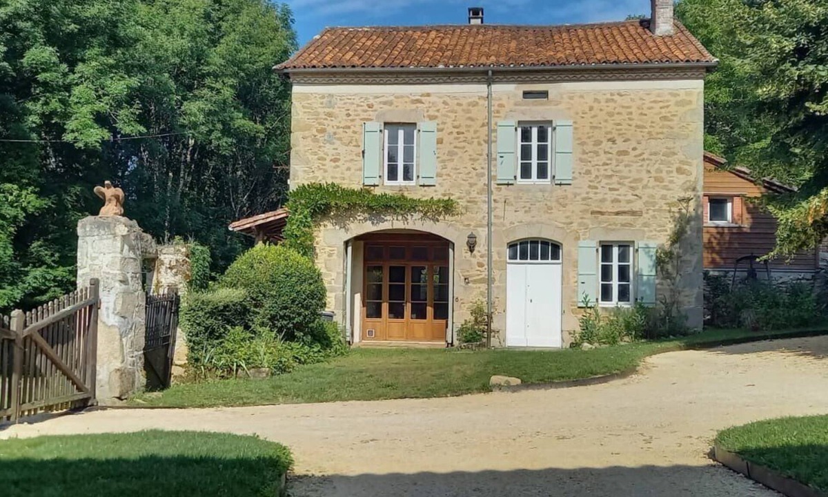 Saint-Mathieu House | The Coach House-3 Bed-2 Bath-Garden-PetsOK-FreeP