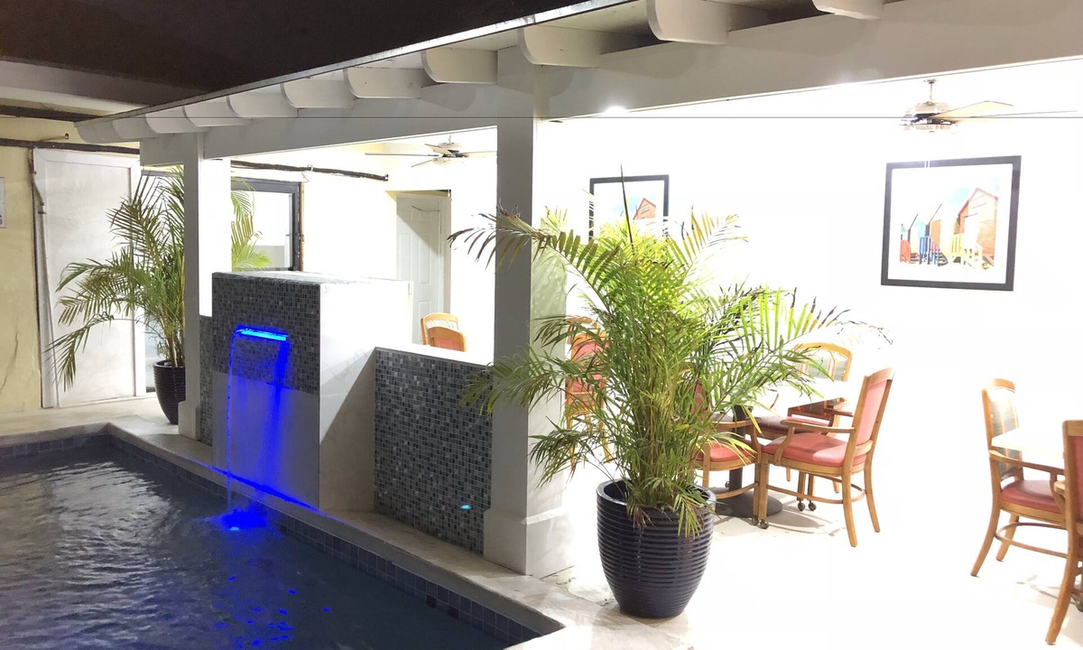 Nassau Hotel | The Colony Club Inn & Suites