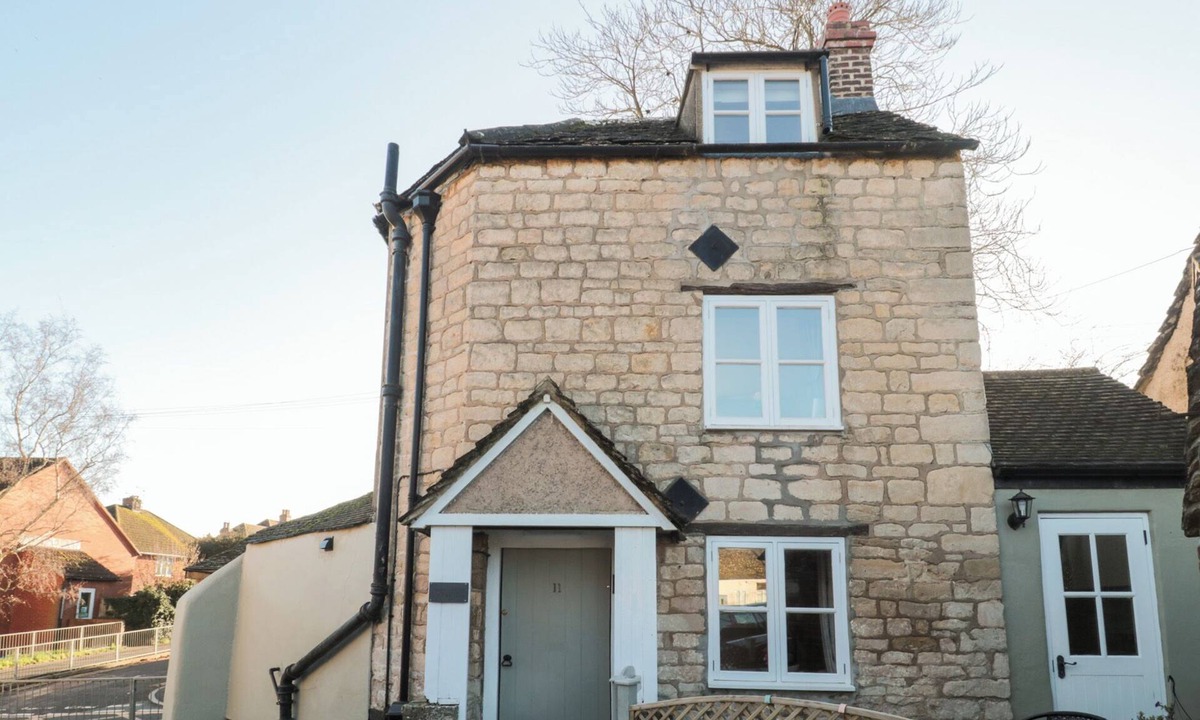 Ozleworth Cottage | THE CORNER COTTAGE, pet friendly, with a garden in Wotton-Under-Edge