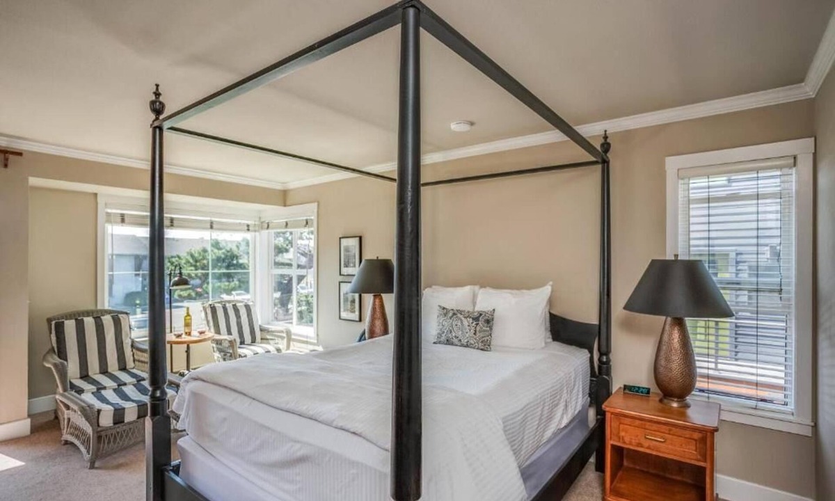 Downtown Cannon Beach Hotel | The Courtyard - Haystack King with Kitchenette at Cannon Beach Hotel Collection