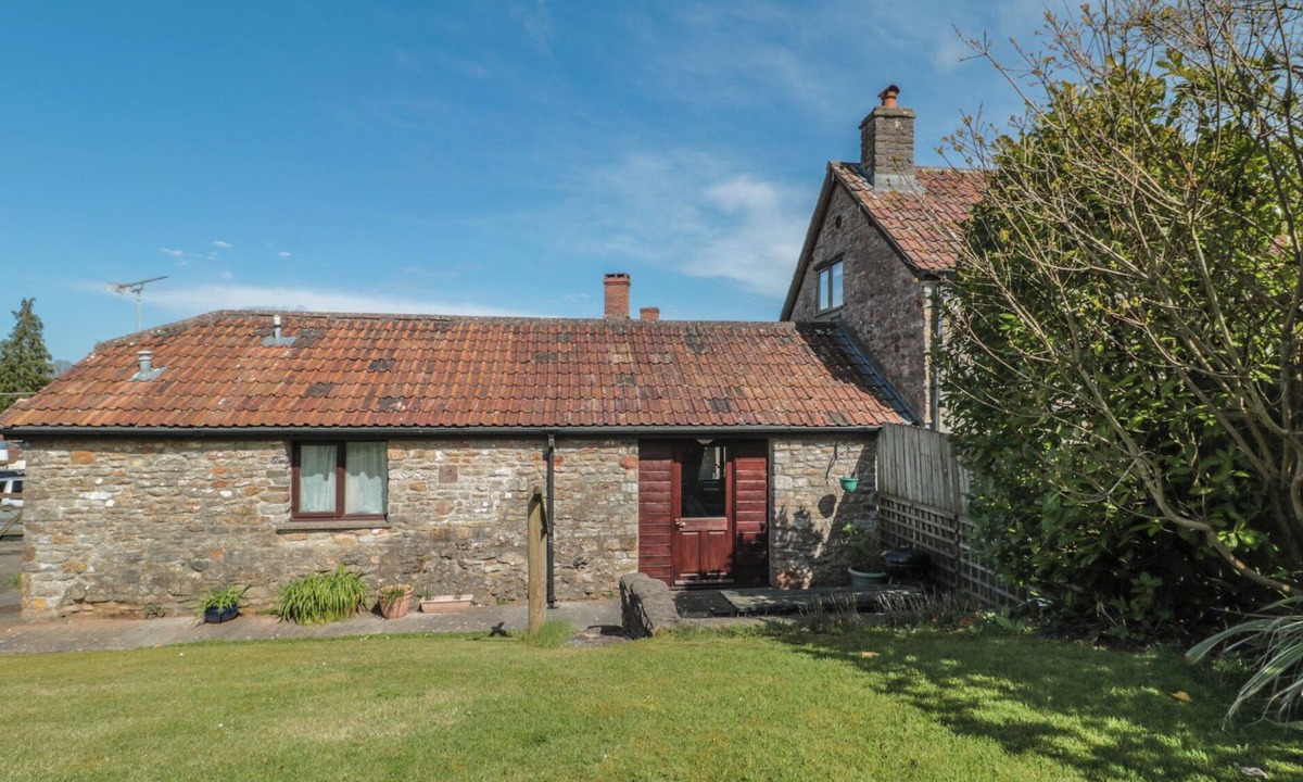 Compton Martin Cottage | THE COWSHED, romantic, with a garden in Regil