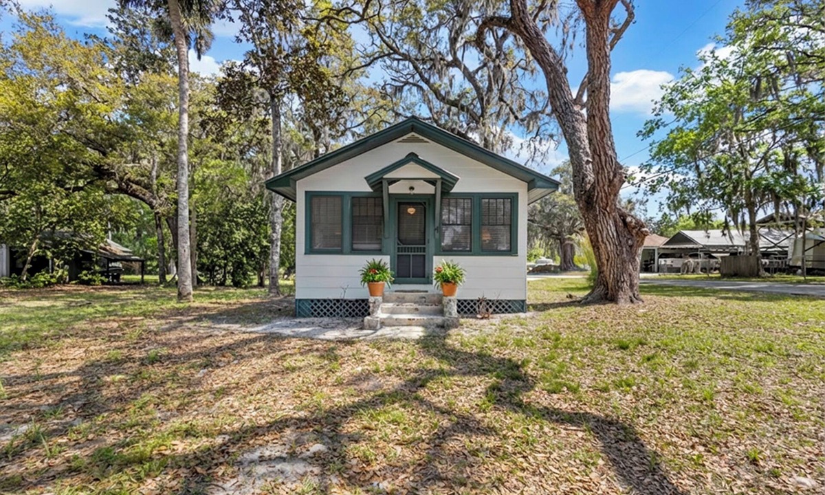 Yankeetown House | The Cozy Crackerjack is a vintage home in charming old Florida- a must see!