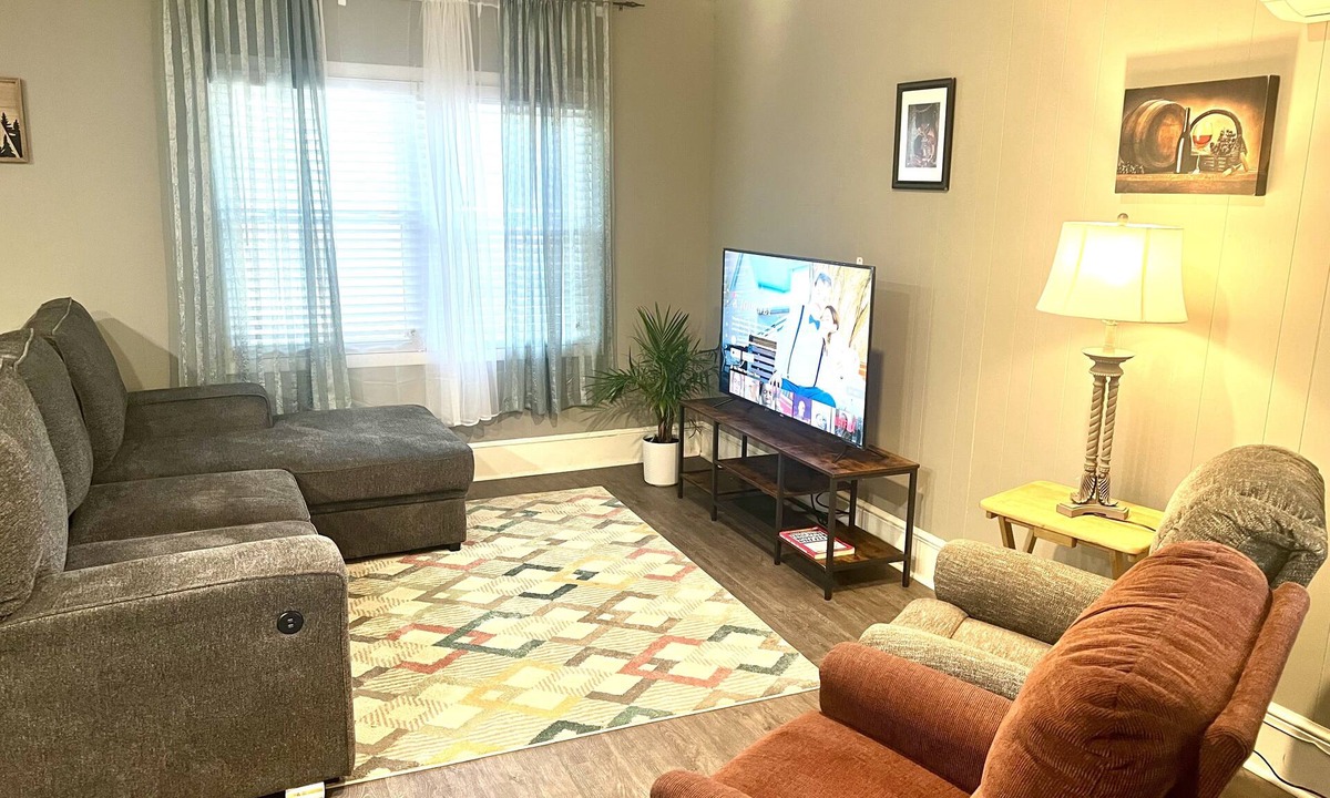 Green Acres Apartment | The Cozy Place - Family and Pet friendly. Only 5 minutes away from UGA!