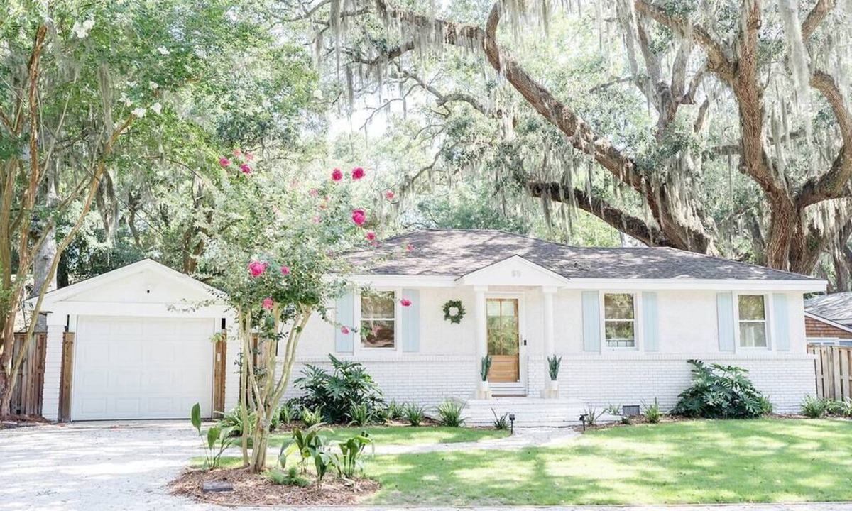 Saint Simons Heights House | The Davis: Restored 1942 Coastal Retreat in Historic Oglethorpe Park, Sleeps 14